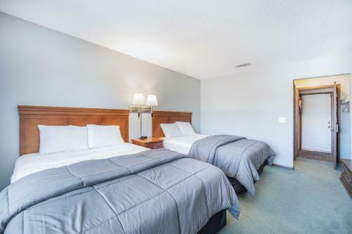 Snow Chasers Lodge - Room 11