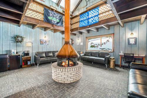 Snow Chasers Lodge - Room 11