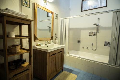 Hostal Castel D?arno Guest House