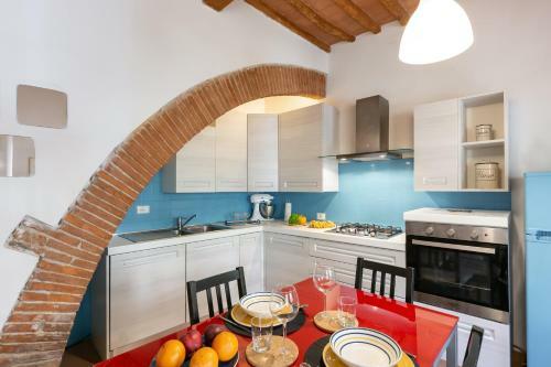 Cisanello Rock Apartment With Patio And Barbecue
