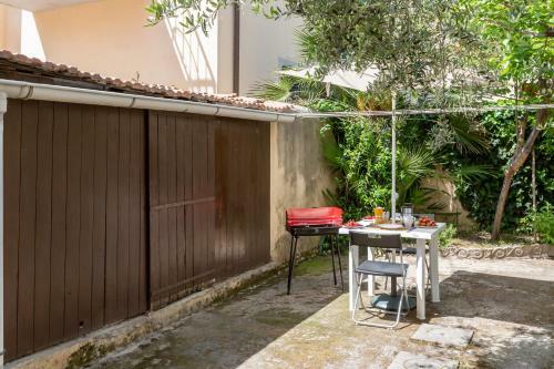Cisanello Rock Apartment With Patio And Barbecue