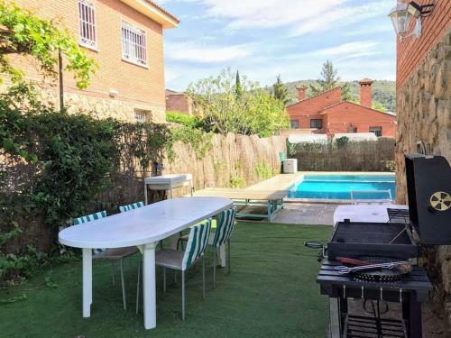 Entire Cottage With Swimming Pool And Bbq