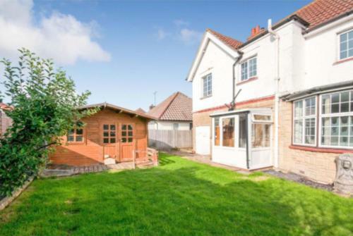 5 Bedroom House With Garden - 10 Min From Beach