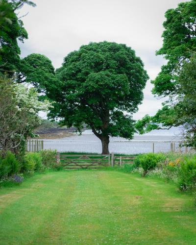 Steading Cottage - 50m From The Beach
