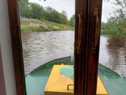 Pretty 1-bed Canal Boat In Stunning Valley View