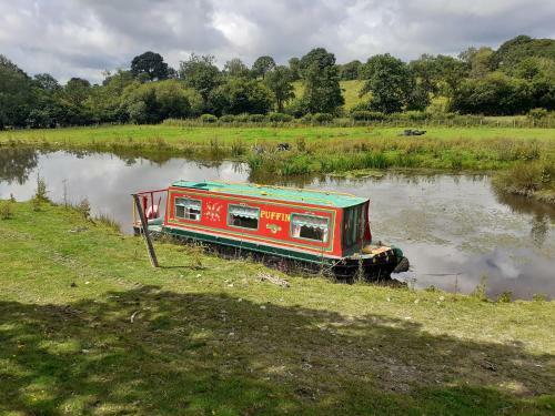 Pretty 1-bed Canal Boat In Stunning Valley View