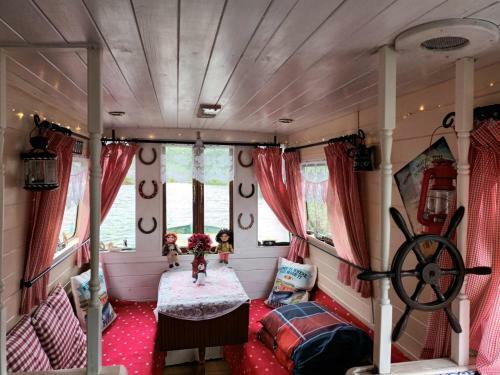 Pretty 1-bed Canal Boat In Stunning Valley View