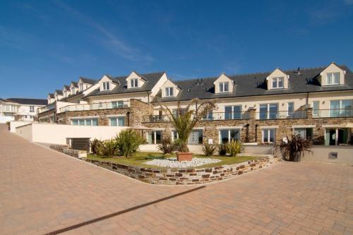 Beachside Spacious Apartment, Private Garden
