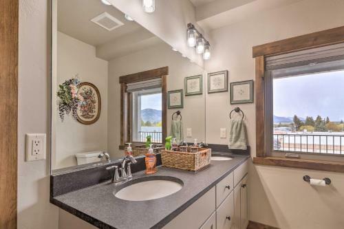 Apartamento Cozy Columbia Falls Condo With Private Balcony!
