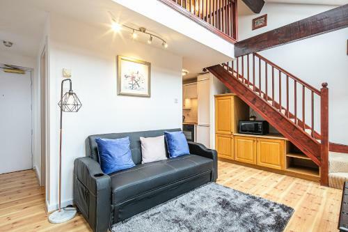 Victoria Quays Charming Loft Apartment - Free Parking
