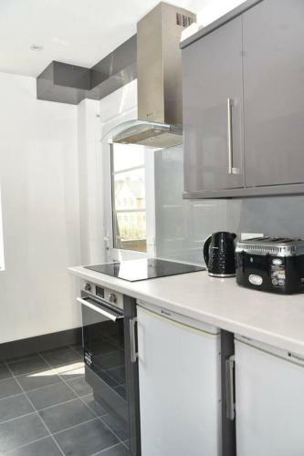 Bright And Spacious 2-bed Apartment In Sutton