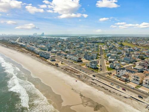 Unit B 2nd Fl 2nd Fl Hideaway 2 Block To Beach Parking