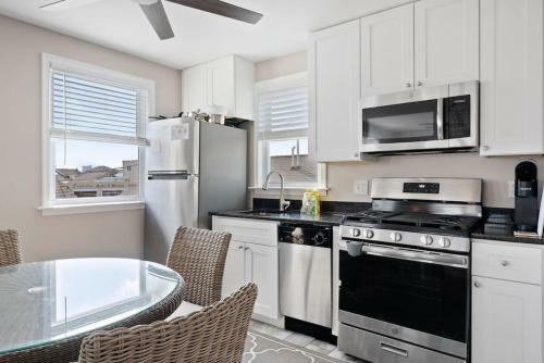 Unit B 2nd Fl 2nd Fl Hideaway 2 Block To Beach Parking