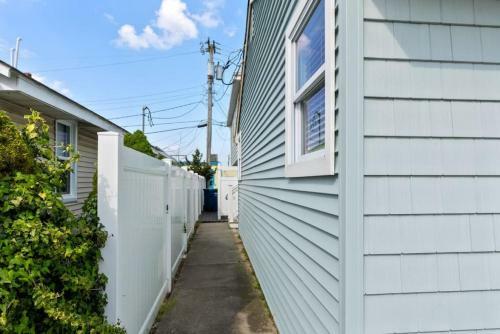 Unit B 2nd Fl 2nd Fl Hideaway 2 Block To Beach Parking