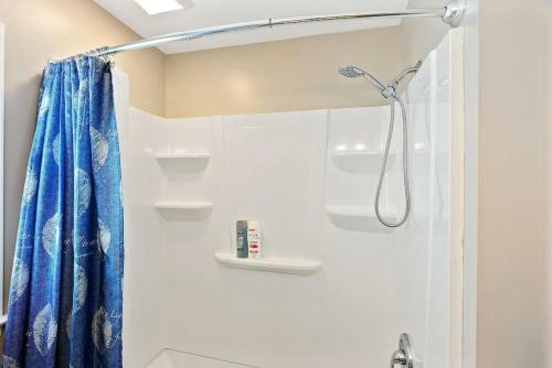 Unit B 2nd Fl 2nd Fl Hideaway 2 Block To Beach Parking