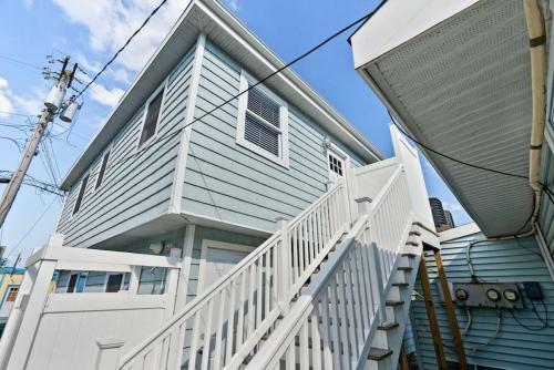 Unit B 2nd Fl 2nd Fl Hideaway 2 Block To Beach Parking