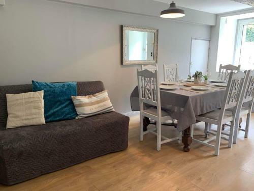 Stunning 3-bed Cottage Opposite Chateau And Canal