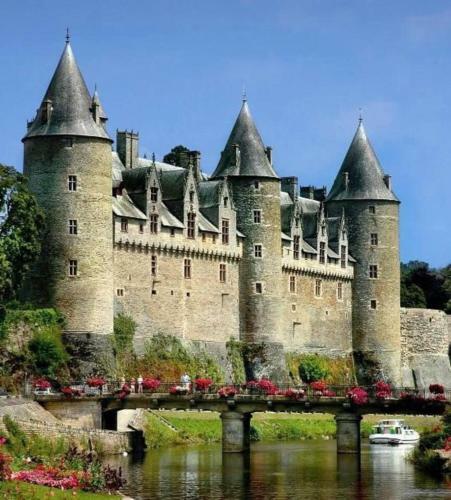 Stunning 3-bed Cottage Opposite Chateau And Canal