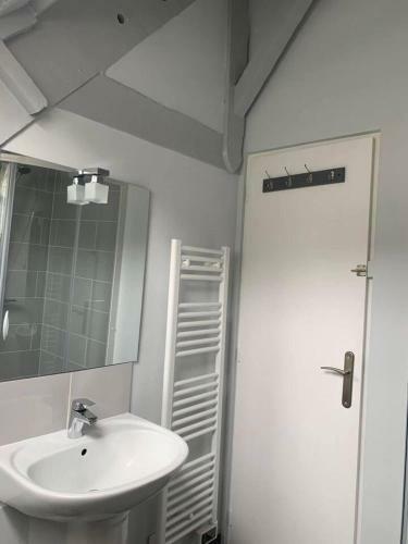 Stunning 3-bed Cottage Opposite Chateau And Canal