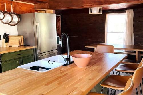 Charming Cottage With Lake Access, Trails, Plus A Jacuzzi!