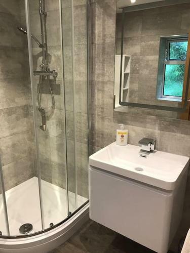 Beautiful Cosy Rural Retreat With Parking!