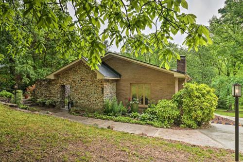 Art-inspired Hendersonville Boutique Lodge!