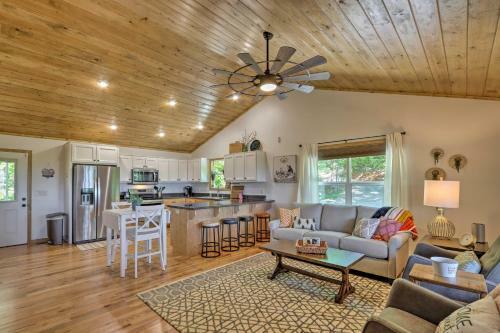 Sky Blue Overlook Screened Porch And Grill!
