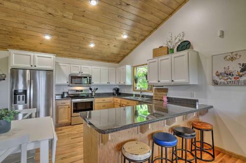 Sky Blue Overlook Screened Porch And Grill!