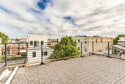 Dtwn Townhome With Hot Tub And Backyard Oasis!