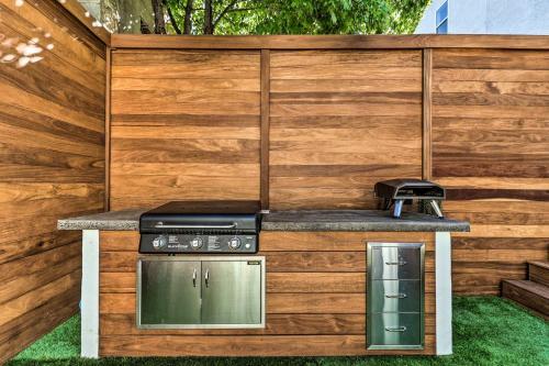 Dtwn Townhome With Hot Tub And Backyard Oasis!