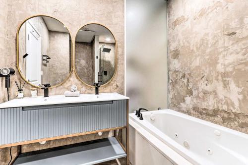 Dtwn Townhome With Hot Tub And Backyard Oasis!