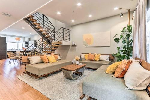 Dtwn Townhome With Hot Tub And Backyard Oasis!
