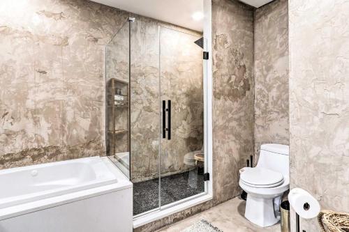 Dtwn Townhome With Hot Tub And Backyard Oasis!