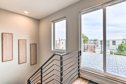 Dtwn Townhome With Hot Tub And Backyard Oasis!
