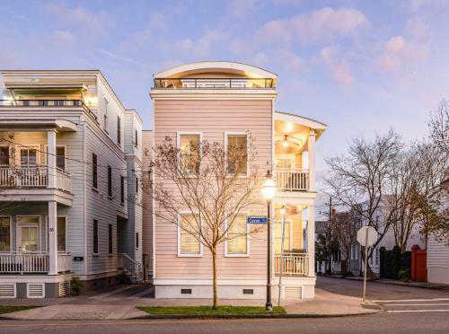 Rooftop Deck With Parking - 3 Blocks To King