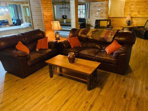 Pet Frndly Lakefront Cabin Hottub Gamerm Fireplace
