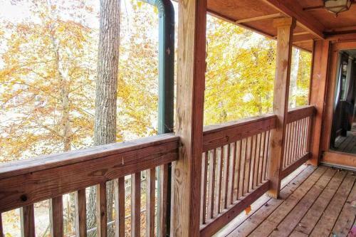 Pet Frndly Lakefront Cabin Hottub Gamerm Fireplace