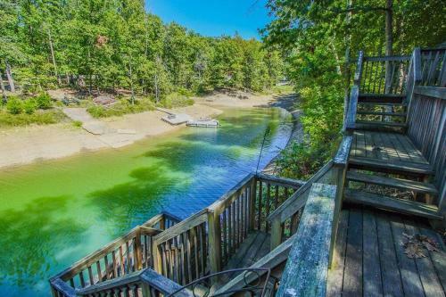 Pet Frndly Lakefront Cabin Hottub Gamerm Fireplace