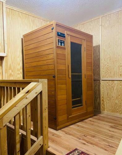 Pet Frndly Lakefront Cabin Hottub Gamerm Fireplace