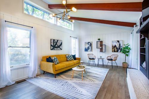 Hidden Lake Retreat - Lake Access, View And Fireplace