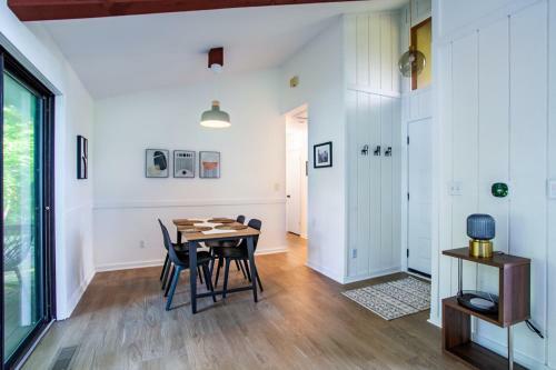Hidden Lake Retreat - Lake Access, View And Fireplace