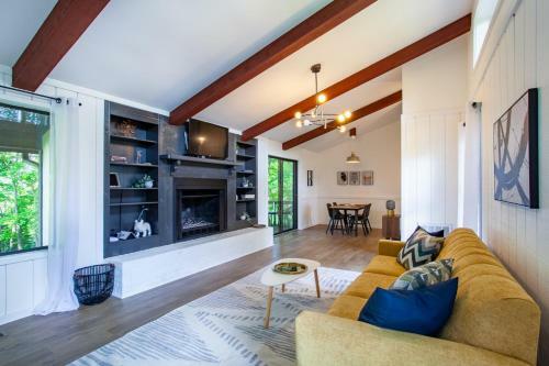Hidden Lake Retreat - Lake Access, View And Fireplace