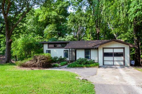 Hidden Lake Retreat - Lake Access, View And Fireplace