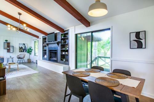 Hidden Lake Retreat - Lake Access, View And Fireplace