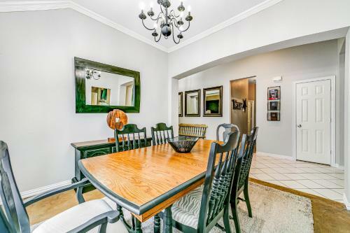 Artful Retreat In Allen