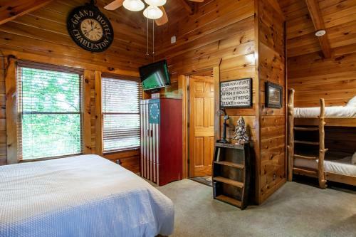 Bear Hugs - Hot Tub, 2 Fire Pits, And Fireplace