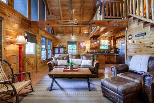 Bear Hugs - Hot Tub, 2 Fire Pits, And Fireplace