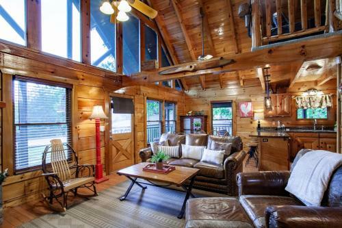 Bear Hugs - Hot Tub, 2 Fire Pits, And Fireplace