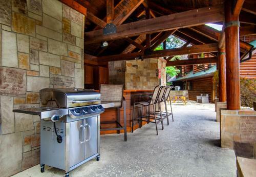 Higher Ground Condo With Mountain And Golf View