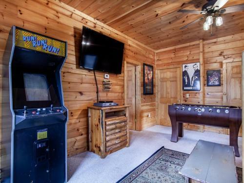 Cedar Forest-theater, Game Room, Hottub